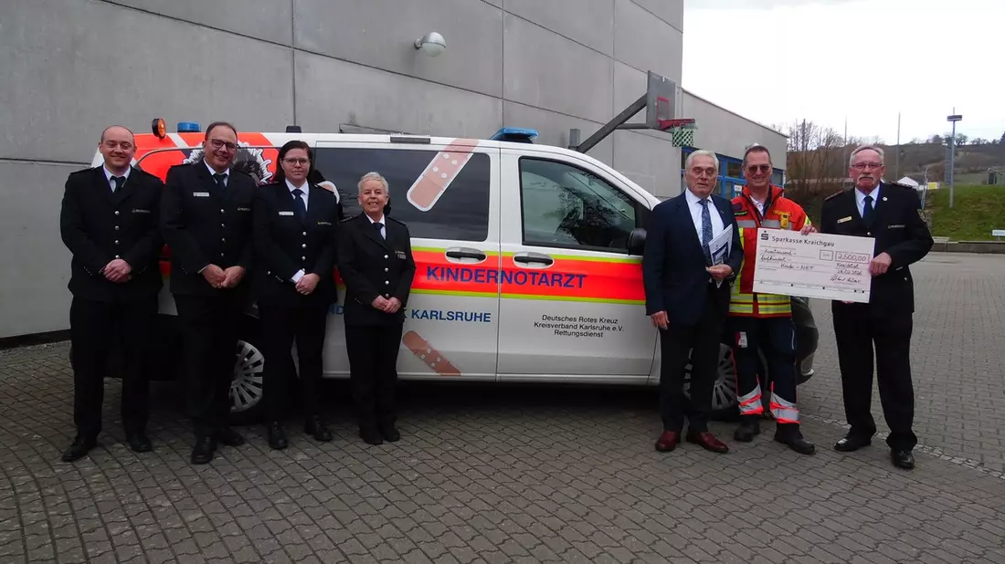 FW-KA: Kreisfeuerwehrverband Karlsruhe übergibt Spende für das Kindernotarztfahrzeug an den DRK-Kreisverein Karlsruhe - Bild: presseportal.de