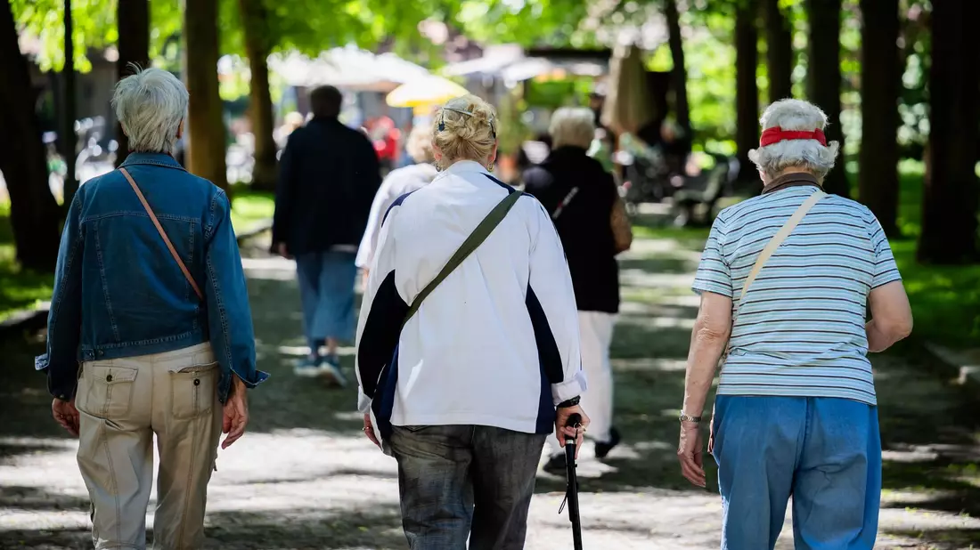 Seniorinnen und Senioren erhalten höhere Bezüge. (Symbolbild) - Bild: Christoph Soeder/dpa