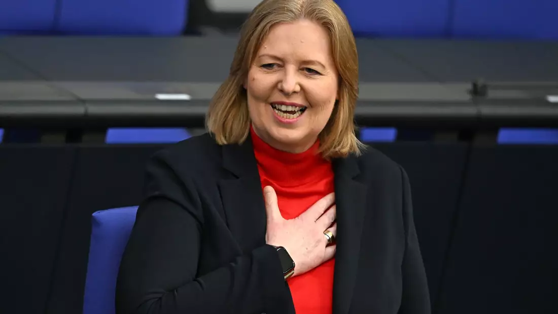 Arbeitsministerin Bärbel Bas - hier im Bundestag - freut sich über die Rentenerhöhung.  - Bild: Elisa Schu/dpa