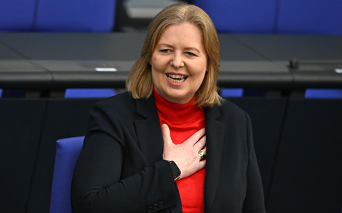 Arbeitsministerin Bärbel Bas - hier im Bundestag - freut sich über die Rentenerhöhung.  - Foto: Elisa Schu/dpa