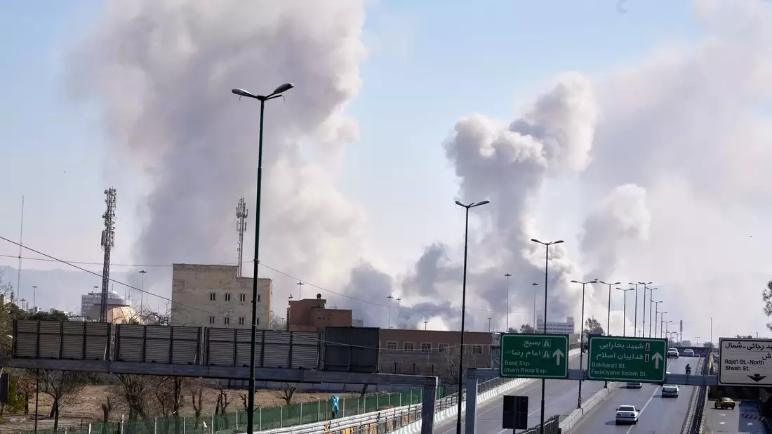 Die USA und Israel haben ihre Angriffe auf Teheran fortgesetzt. - Bild: Vahid Salemi/AP/dpa