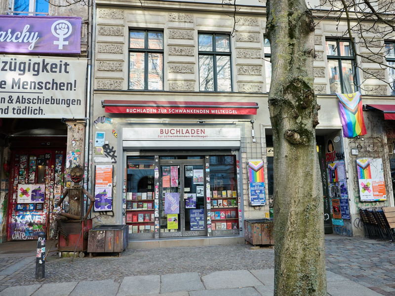 Der Buchladen «Zur schwankenden Weltkugel» in Berlin. - Foto: Annette Riedl/dpa