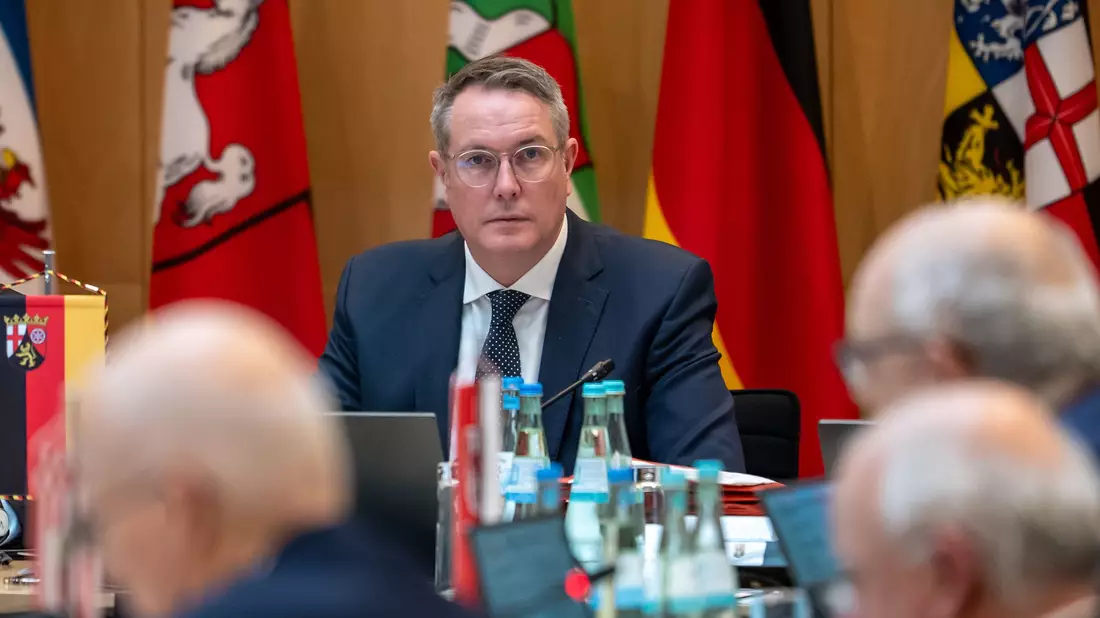 Dem Thema Sicherheit müsse bei der Finanzierung des ÖPNV viel Raum eingeräumt werden, sagte Ministerpräsident Schweitzer.  - Bild: Michael Kappeler/dpa