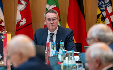 Dem Thema Sicherheit müsse bei der Finanzierung des ÖPNV viel Raum eingeräumt werden, sagte Ministerpräsident Schweitzer.  - Foto: Michael Kappeler/dpa