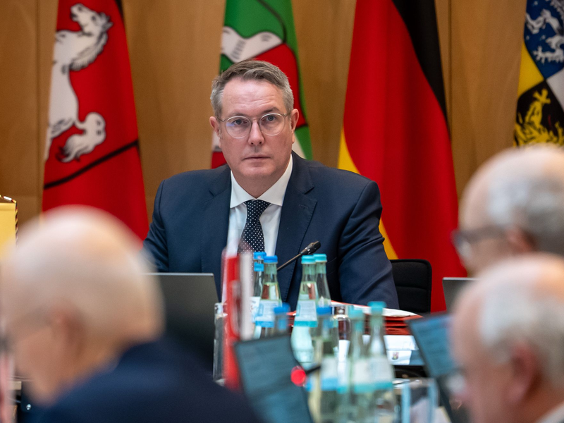 Dem Thema Sicherheit müsse bei der Finanzierung des ÖPNV viel Raum eingeräumt werden, sagte Ministerpräsident Schweitzer.  - Foto: Michael Kappeler/dpa