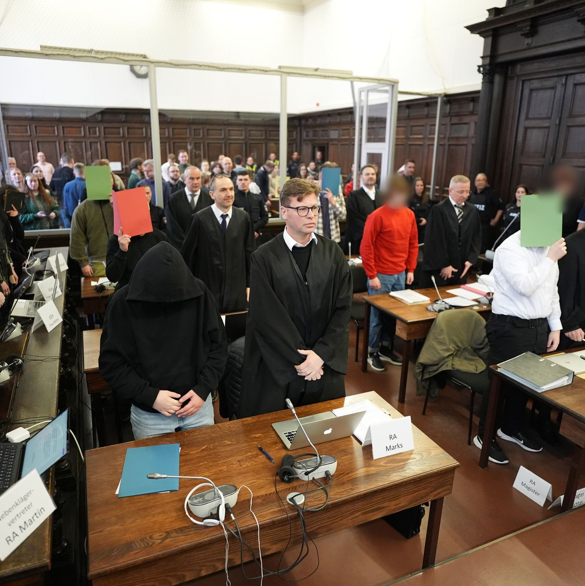 Acht Angeklagte müssen sich vor dem Staatsschutzsenat des Hanseatischen Oberlandesgerichts verantworten.   - Foto: Marcus Brandt/Pool dpa/dpa