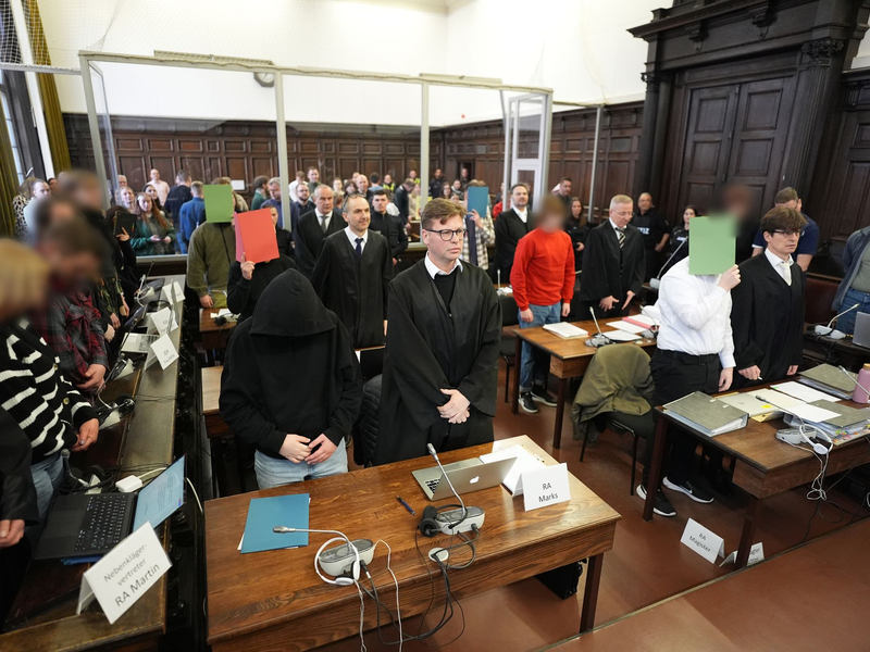 Acht Angeklagte müssen sich vor dem Staatsschutzsenat des Hanseatischen Oberlandesgerichts verantworten.   - Foto: Marcus Brandt/Pool dpa/dpa