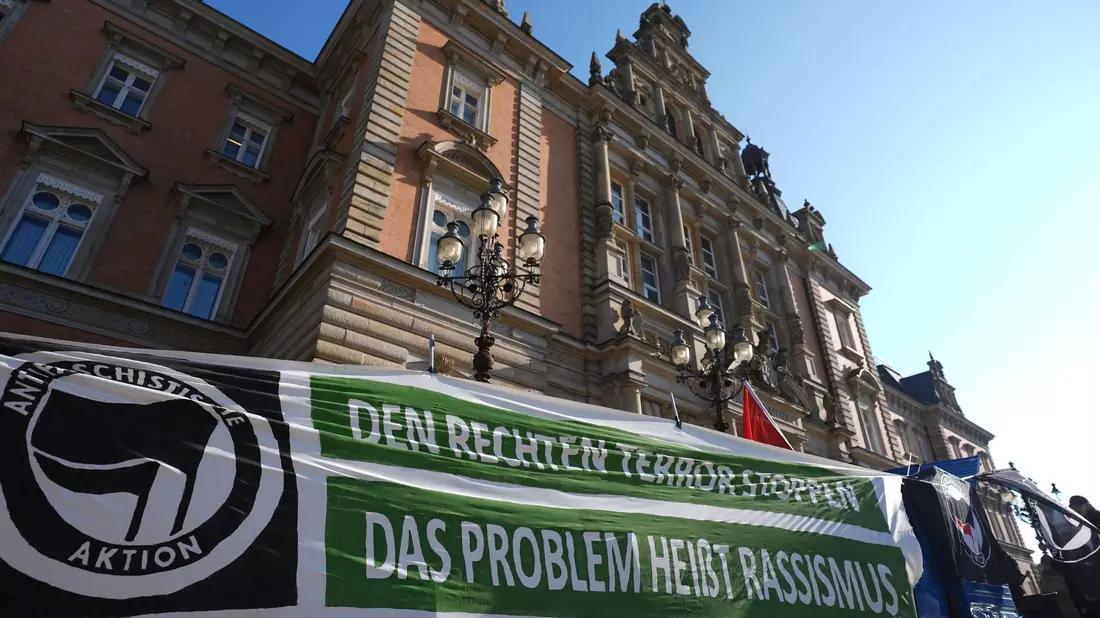Vor dem Gericht gab es Protest gegen «rechten Terror».  - Bild: Marcus Brandt/dpa