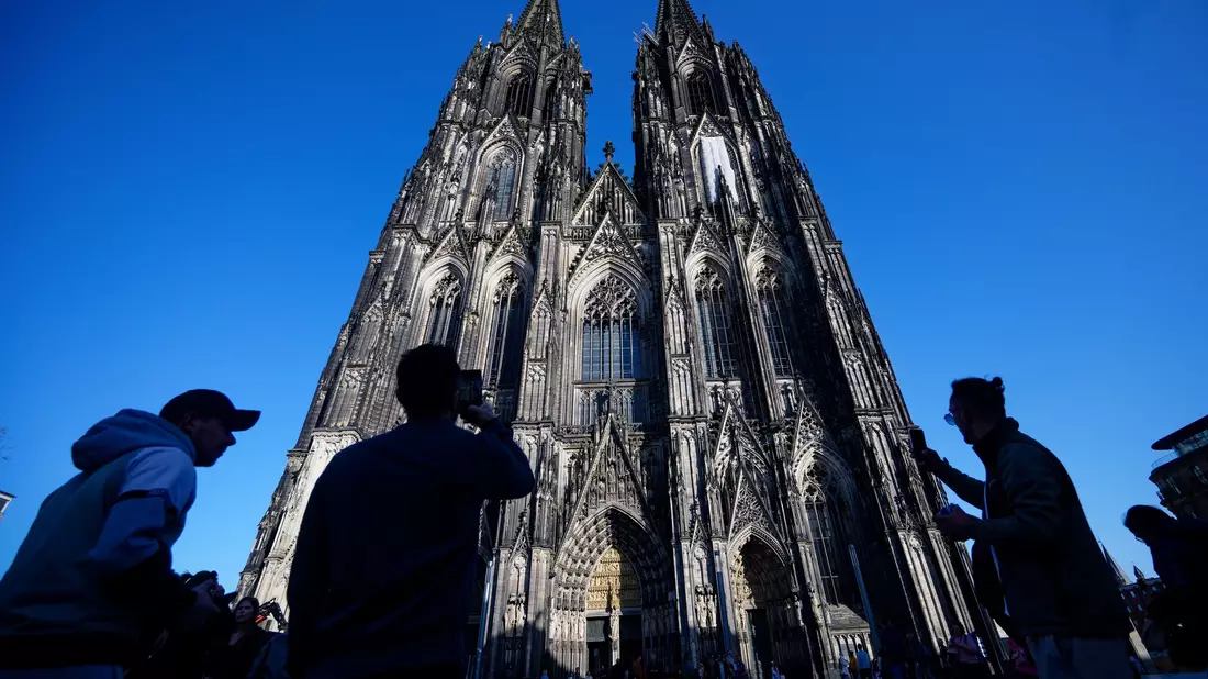 Für Touristen ist der Dom bald nicht mehr gratis zu besichtigen.  - Bild: Henning Kaiser/dpa