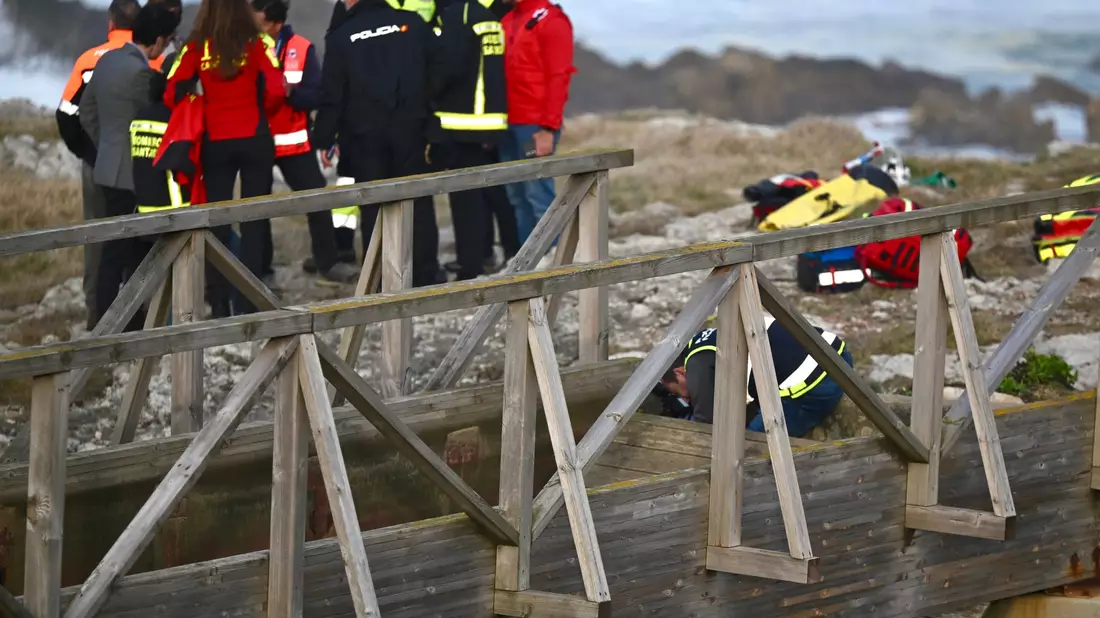 Zwei Tage nach dem Einsturz eines Holzstegs an der Küste der spanischen Region Kantabrien ist die letzte Vermisste tot gefunden worden. Die Zahl der Todesopfer des Unglücks vom Dienstag steigt damit auf sechs. Nur eine Frau überlebte. - Bild: Nacho Cubero/EUROPA PRESS/dpa