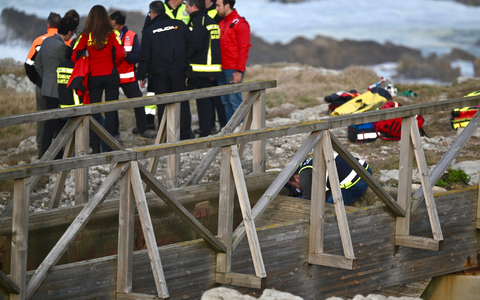 Zwei Tage nach dem Einsturz eines Holzstegs an der Küste der spanischen Region Kantabrien ist die letzte Vermisste tot gefunden worden. Die Zahl der Todesopfer des Unglücks vom Dienstag steigt damit auf sechs. Nur eine Frau überlebte. - Foto: Nacho Cubero/EUROPA PRESS/dpa