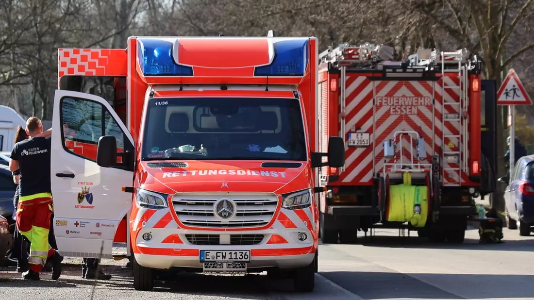 FW-E: Küchenbrand in Mehrfamilienhaus - drei Bewohner leicht verletzt - Bild: presseportal.de