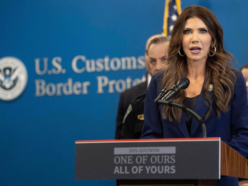 Als erste Ministerin der aktuellen Trump-Regierung muss US-Heimatschutzministerin Kristi Noem gehen. (Archivfoto) - Foto: Yuki Iwamura/AP/dpa