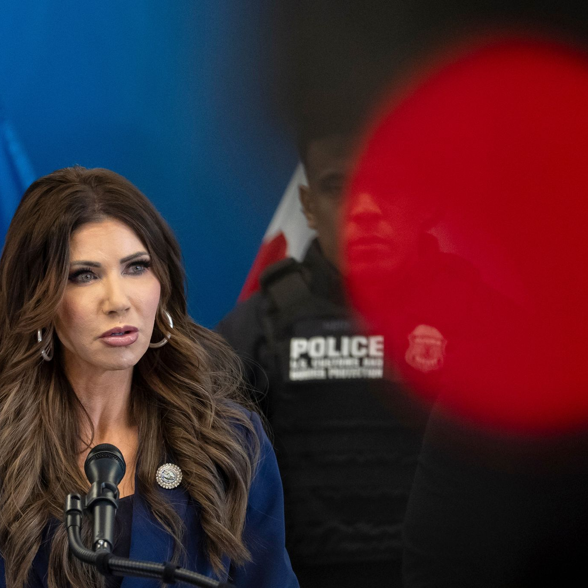 Als erste Ministerin der aktuellen Trump-Regierung muss US-Heimatschutzministerin Kristi Noem gehen. (Archivfoto) - Foto: Yuki Iwamura/AP/dpa