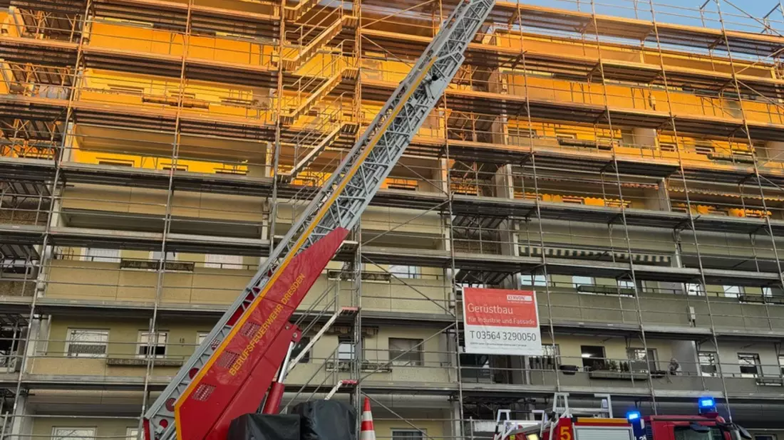 FW Dresden: Wohnungsbrand in Mehrfamilienhaus - einige Wohnungen nicht mehr bewohnbar - Bild: presseportal.de