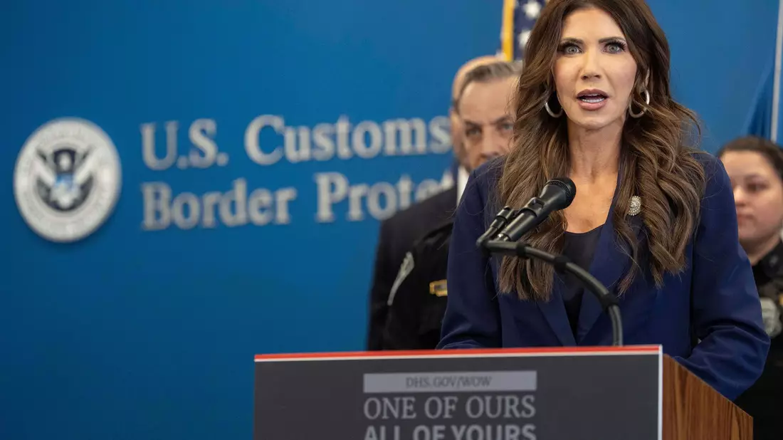 Als erste Ministerin der aktuellen Trump-Regierung muss US-Heimatschutzministerin Kristi Noem gehen. (Archivfoto) - Bild: Yuki Iwamura/AP/dpa