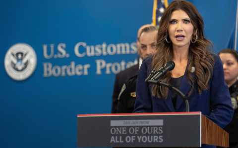 Als erste Ministerin der aktuellen Trump-Regierung muss US-Heimatschutzministerin Kristi Noem gehen. (Archivfoto) - Foto: Yuki Iwamura/AP/dpa