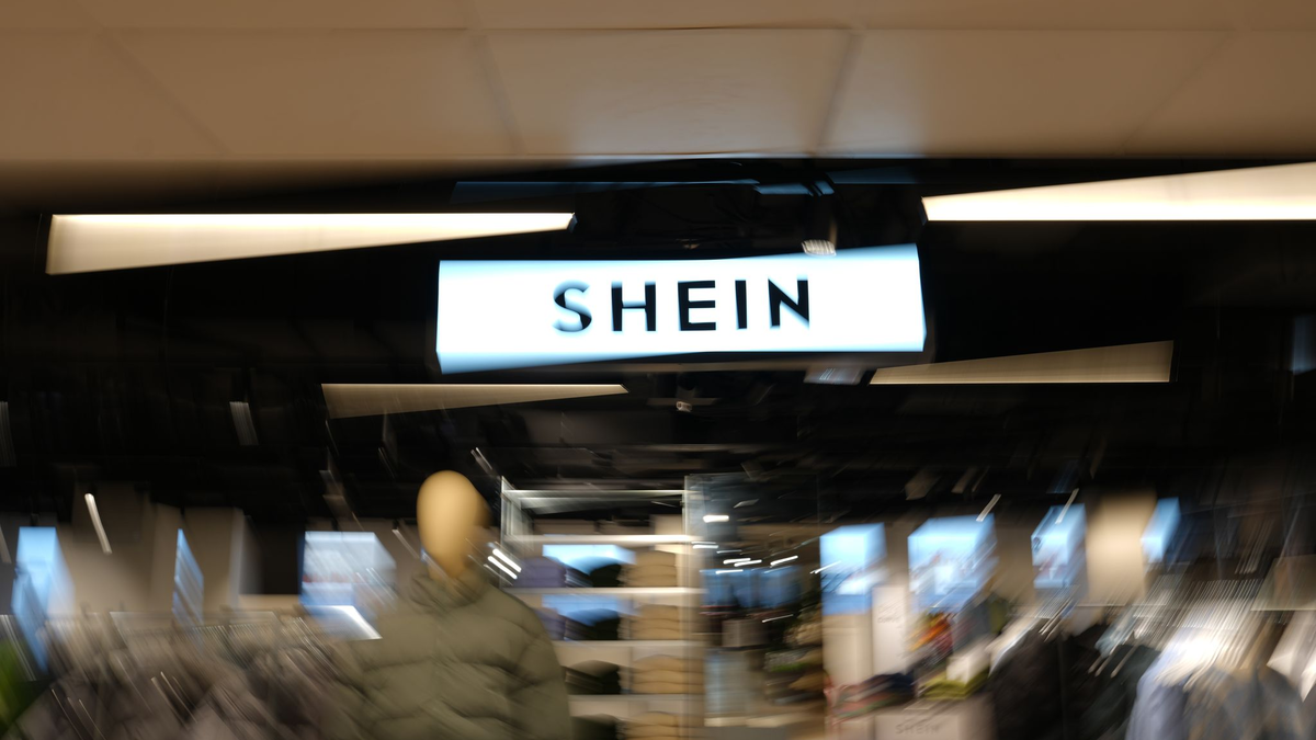 Für wenige Euro kann man bei Shein Kleidung shoppen. Die Umweltorganisation Greenpeace sieht jedoch Gefahren.  - Foto: Aurelien Morissard/AP/dpa