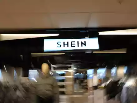 Für wenige Euro kann man bei Shein Kleidung shoppen. Die Umweltorganisation Greenpeace sieht jedoch Gefahren. - Foto: Aurelien Morissard/AP/dpa