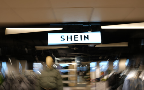 Für wenige Euro kann man bei Shein Kleidung shoppen. Die Umweltorganisation Greenpeace sieht jedoch Gefahren.  - Foto: Aurelien Morissard/AP/dpa