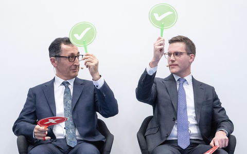 Wer hat am Ende die Nase vorne? Zwischen Grünen-Spitzenkandidat Cem Özdemir und CDU-Frontmann Manuel Hagel zeichnet sich wenige Tage vor der Landtagswahl in Baden-Württemberg ein enges Rennen ab. (Archivbild) - Foto: Marijan Murat/dpa Wer hat am Ende die Nase vorne? Zwischen Grünen-Spitzenkandidat Cem Özdemir und CDU-Frontmann Manuel Hagel zeichnet sich wenige Tage vor der Landtagswahl in Baden-Württemberg ein enges Rennen ab. (Archivbild) - Foto: Marijan Murat/dpa