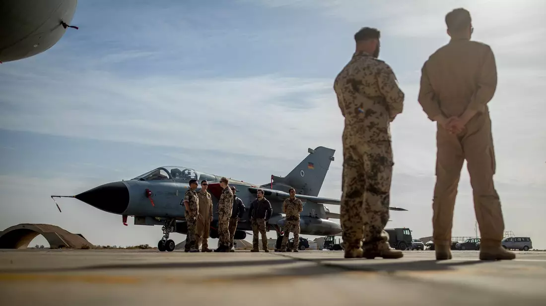 Könnte Deutschland über Artikel 5 der Nato in den Iran-Krieg verwickelt werden? Theoretisch müssen Bundeswehrsoldaten darauf vorbereitet sein. - Bild: Michael Kappeler/dpa