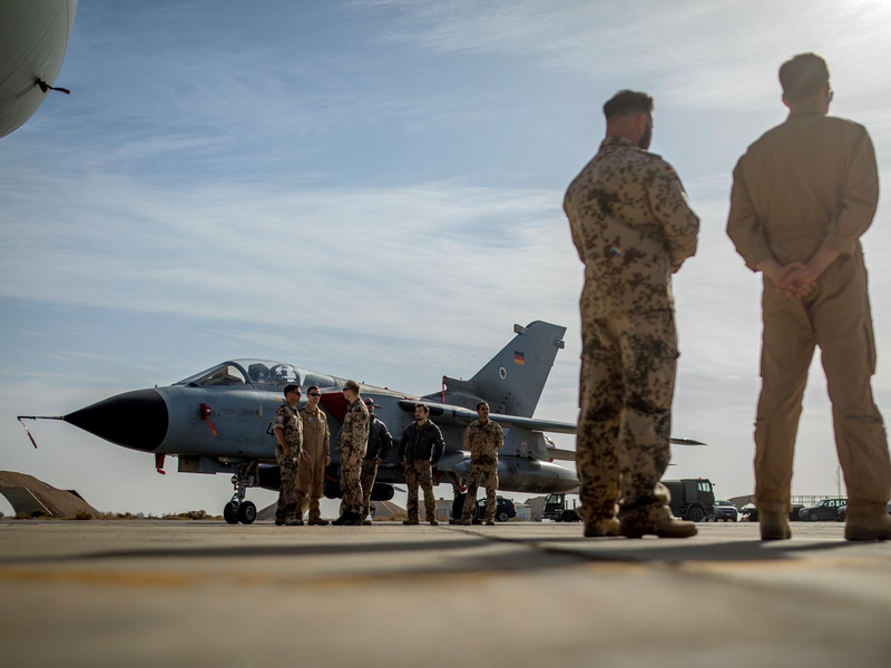Könnte Deutschland über Artikel 5 der Nato in den Iran-Krieg verwickelt werden? Theoretisch müssen Bundeswehrsoldaten darauf vorbereitet sein. - Foto: Michael Kappeler/dpa