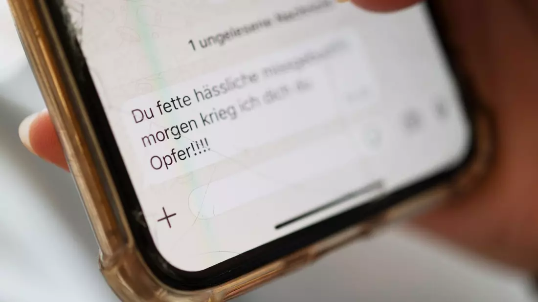 Vor allem Frauen und junge Menschen sind von Cybermobbing und Cyberstalking betroffen. (Symbolbild) - Bild: Marijan Murat/dpa