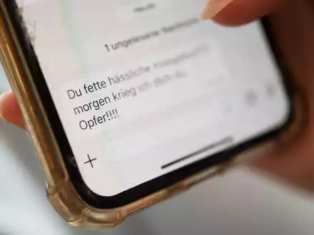 Vor allem Frauen und junge Menschen sind von Cybermobbing und Cyberstalking betroffen. (Symbolbild) - Foto: Marijan Murat/dpa
