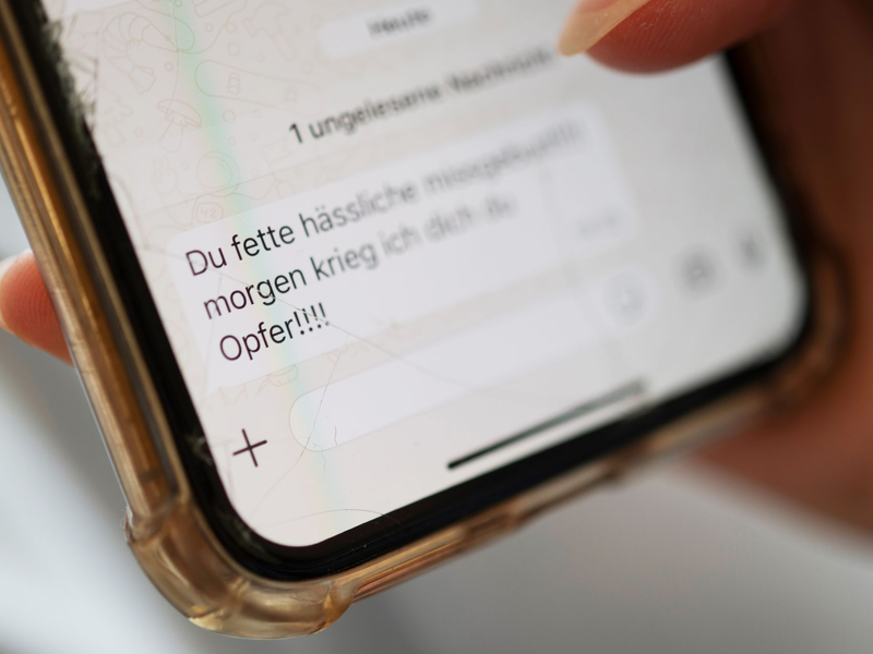 Vor allem Frauen und junge Menschen sind von Cybermobbing und Cyberstalking betroffen. (Symbolbild) - Foto: Marijan Murat/dpa