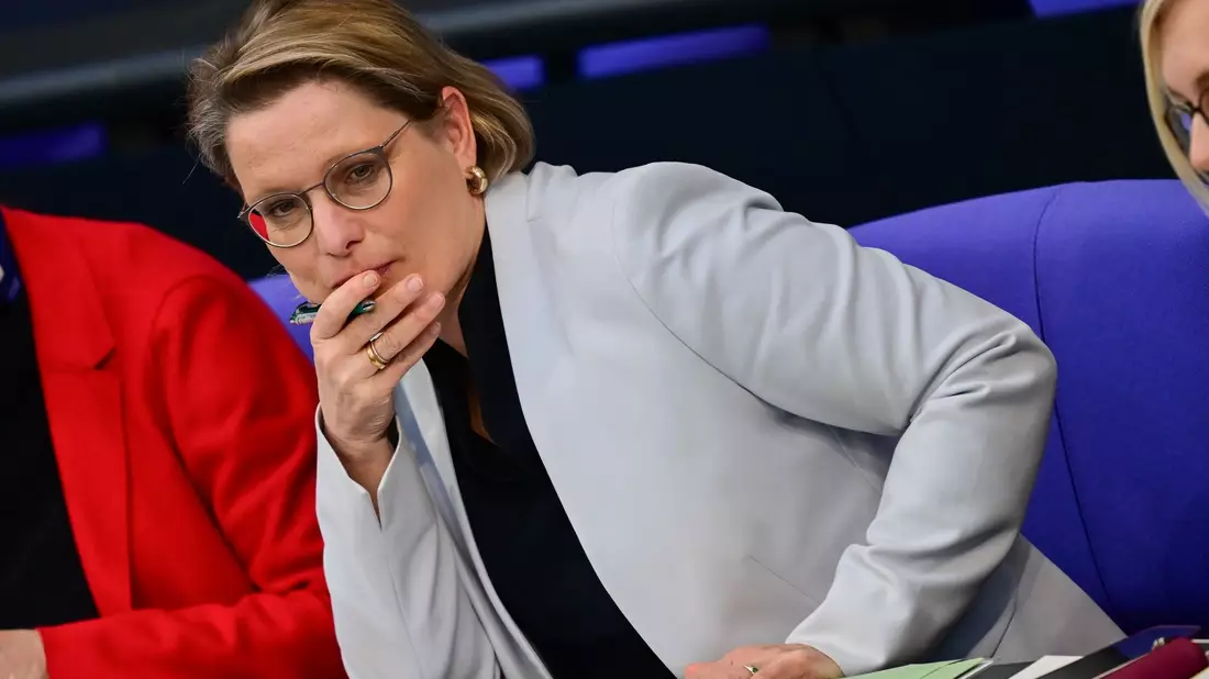 Bundesjustizministerin Stefanie Hubig (SPD) will einen Entwurf für ein Gesetz gegen digitale Gewalt vorlegen. - Bild: Sebastian Christoph Gollnow/dpa