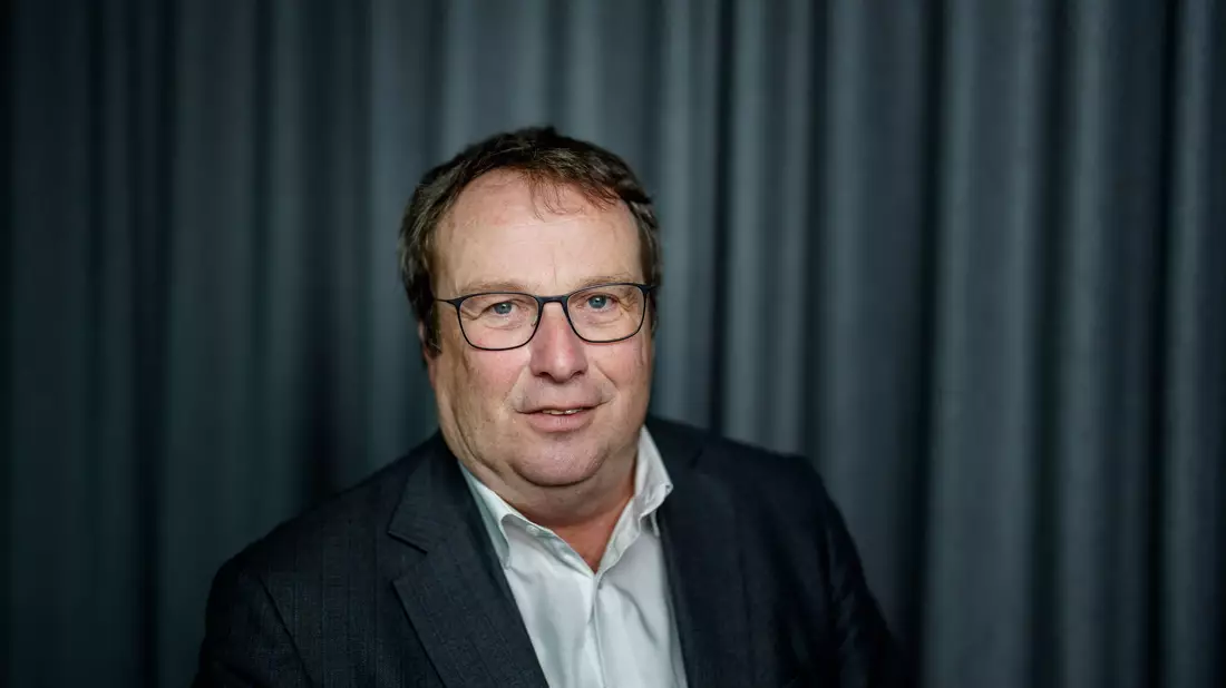 Ist gegen einen neuen Tankrabatt: NRW-Minister Krischer - Bild: Michael Kappeler/dpa