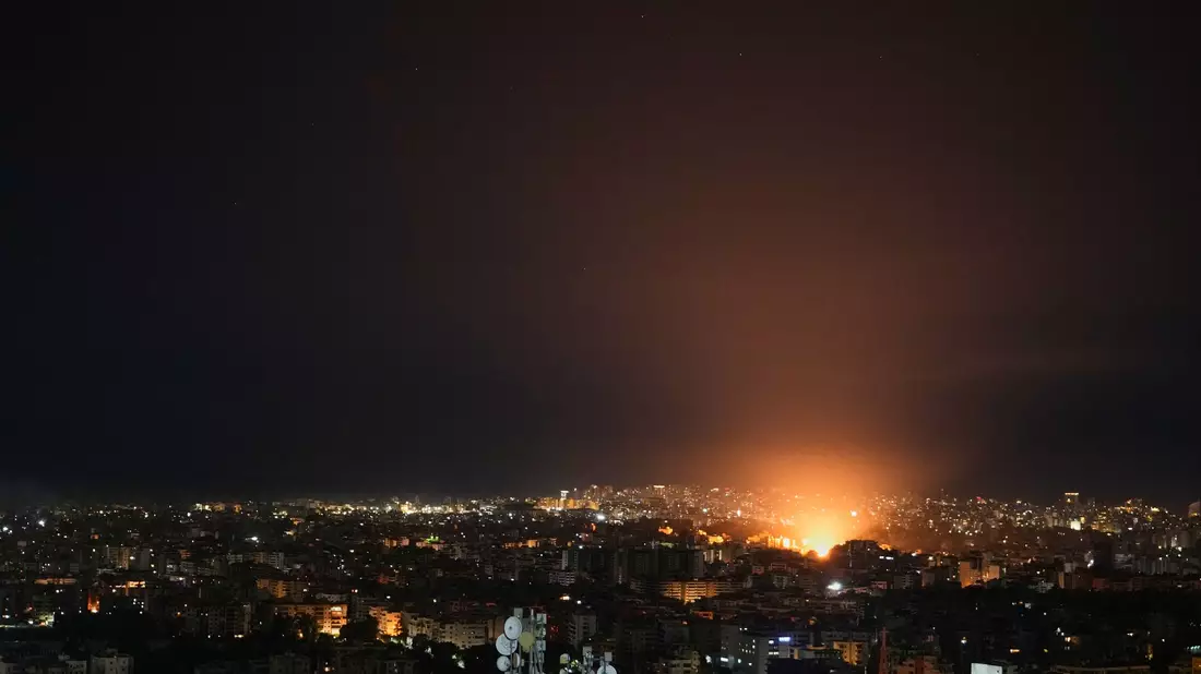 Israels Armee greift weiter im Libanon an.  - Bild: Hassan Ammar/AP/dpa