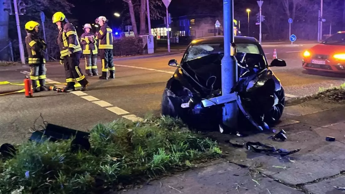 POL-RBK: Leichlingen - Fahranfänger kollidiert mit Ampelmast - 3 Verletzte - Bild: presseportal.de
