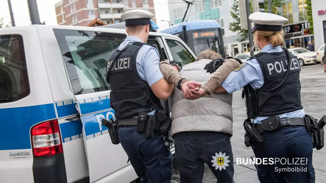 Bundespolizeidirektion München: Mann gibt sich im Zug als Schaffner aus - Angriff auf Reisenden und Polizeibeamten - Bild: presseportal.de