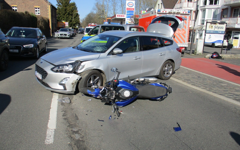 POL-RBK: Odenthal - Vorfahrt bei Verlassen eines Parkplatzes missachtet - Eine Person schwer verletzt - Foto: presseportal.de