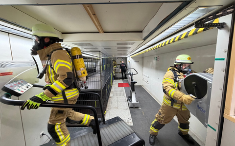 FW Weinheim: Belastung unter Druck-Feuerwehrleute in der Atemschutzstrecke - Foto: presseportal.de