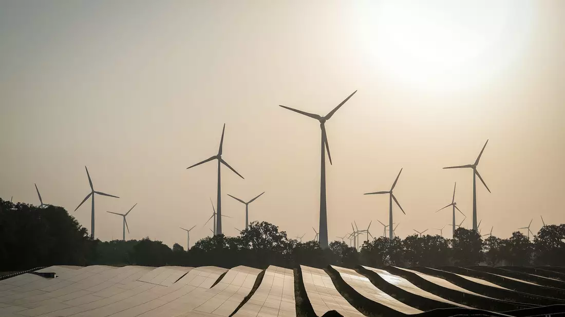 Wind (30 Prozent) und Photovoltaik (16 Prozent) stehen zusammen für fast die Hälfte der Stromerzeugung in Deutschland. (Symbolbild) - Bild: Kay Nietfeld/dpa