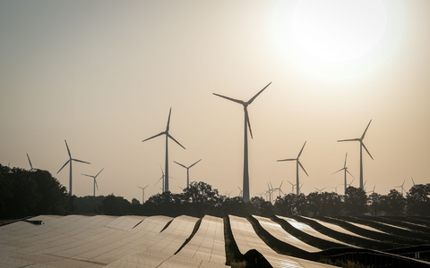 Wind (30 Prozent) und Photovoltaik (16 Prozent) stehen zusammen für fast die Hälfte der Stromerzeugung in Deutschland. (Symbolbild) - Foto: Kay Nietfeld/dpa
