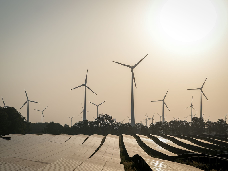 Wind (30 Prozent) und Photovoltaik (16 Prozent) stehen zusammen für fast die Hälfte der Stromerzeugung in Deutschland. (Symbolbild) - Foto: Kay Nietfeld/dpa