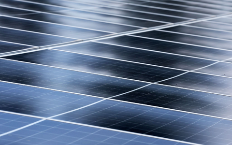 Die Stromerzeugung aus Photovoltaik hat 2025 einen Höchstwert erreicht. (Symbolbild) - Foto: Bernd Wüstneck/dpa