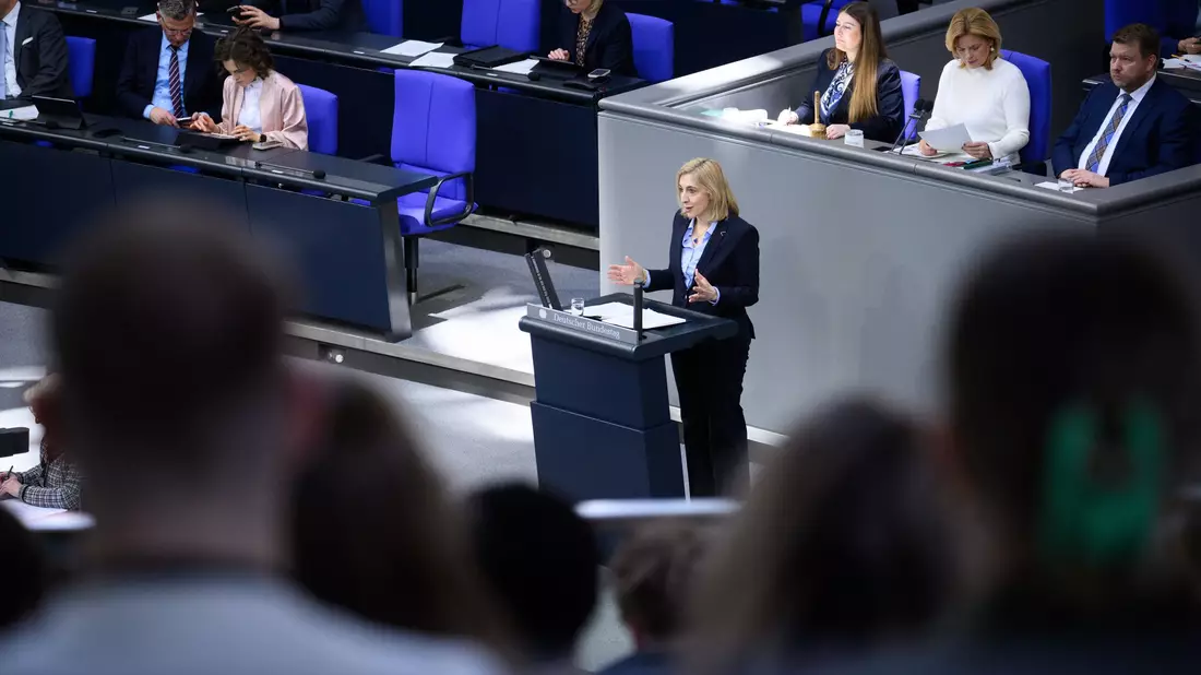 Der Gesetzentwurf von Gesundheitsministerin Nina Warken soll eine flexiblere Umsetzung vor Ort ermöglichen.  - Bild: Bernd von Jutrczenka/dpa