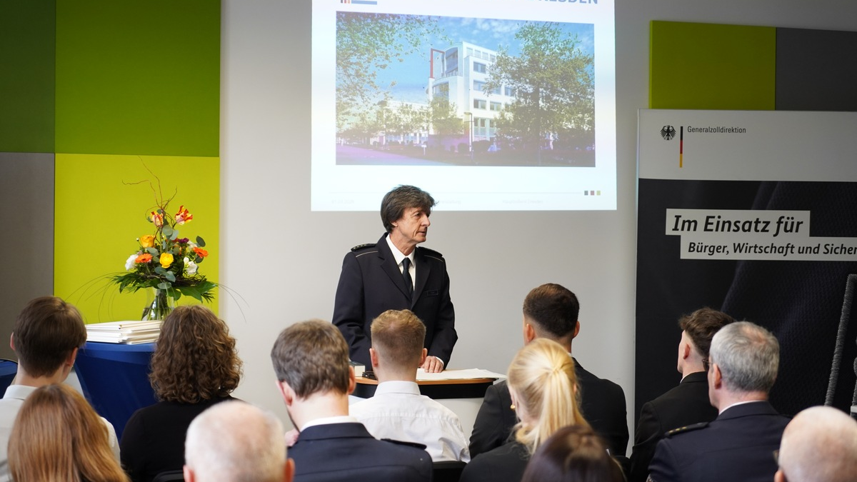 HZA-DD: Hauptzollamt Dresden begrüßt Nachwuchskräfte / Zwölf Anwärterinnen und Anwärter starten ihr duales Studium - Foto: presseportal.de
