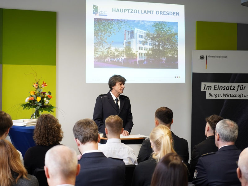 HZA-DD: Hauptzollamt Dresden begrüßt Nachwuchskräfte / Zwölf Anwärterinnen und Anwärter starten ihr duales Studium - Foto: presseportal.de