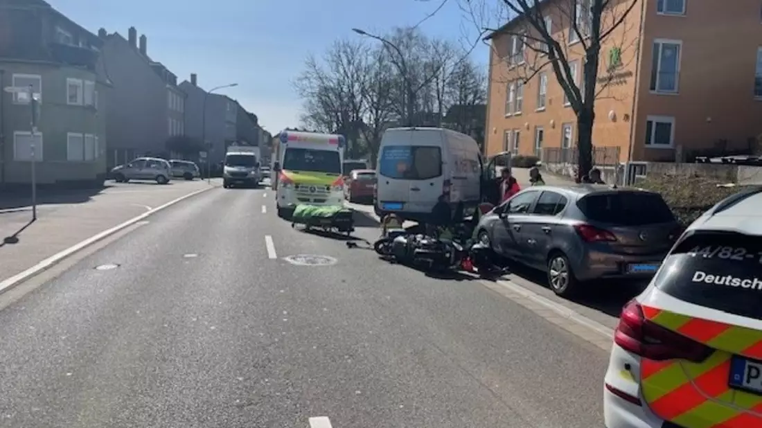 POL-PDPS: Verkehrsunfall in der Rodalber Straße: Rollerfahrer schwer verletzt - Absperrungen von einigen Verkehrsteilnehmern ignoriert - Bild: presseportal.de