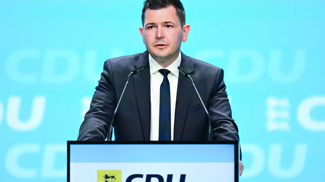 CDU-Generalsekretär Tobias Vogt wirft den Grünen eine schmutzige Wahlkampfführung vor. (Archivbild) - Bild: Bernd Weißbrod/dpa