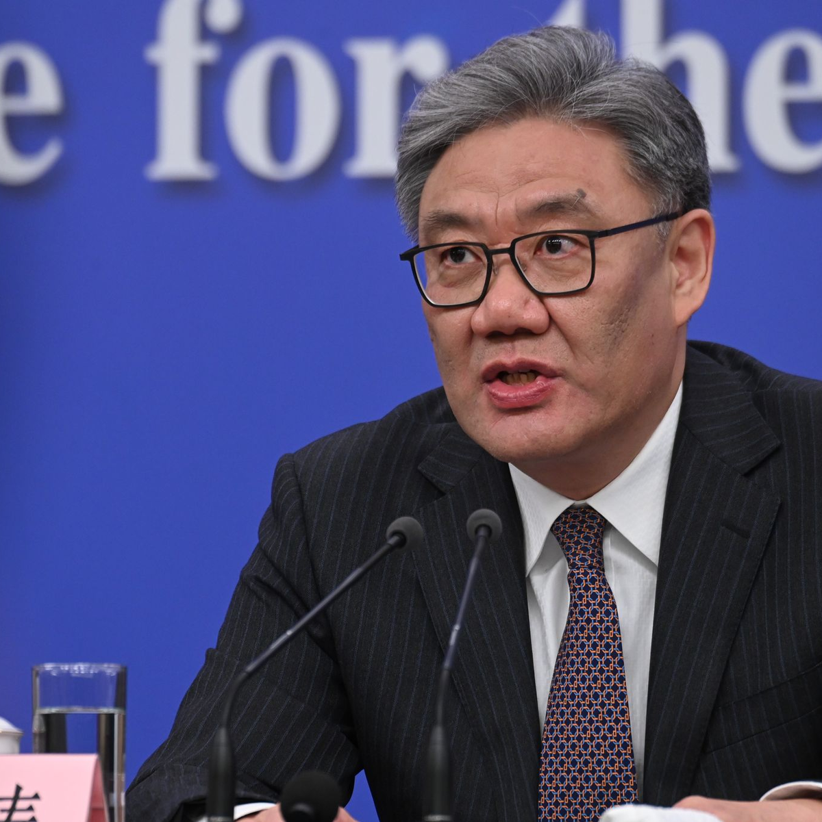 Chinas Handelsminister Wang verwies auf globale Konflikte.  - Foto: Johannes Neudecker/dpa