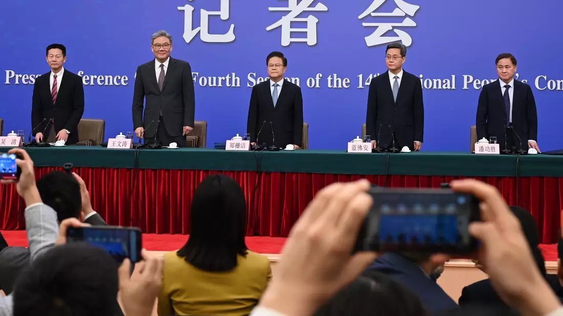 Chinas Ministerien äußerten sich 2,5 Stunden lang zu Wirtschaftsthemen.  - Bild: Johannes Neudecker/dpa