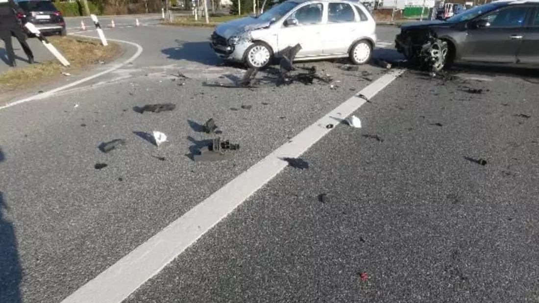 POL-CUX: Verkehrsunfälle mit mehreren leicht Verletzten Personen (Foto vom Unfall in Altenbruch im Anhang) - Bild: presseportal.de