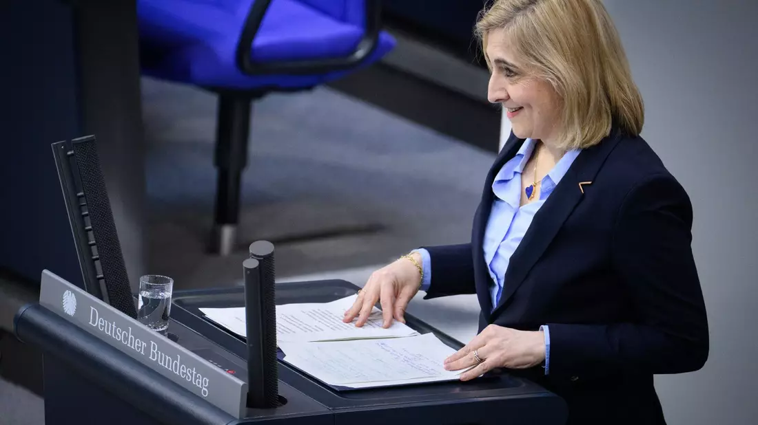 Gesundheitsministerin Nina Warken brachte Änderungen an der Krankenhausreform durch den Bundestag. - Bild: Bernd von Jutrczenka/dpa